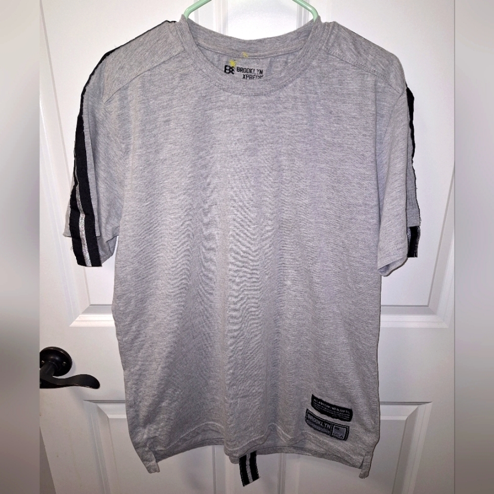 A Brooklyn Express short sleeve men's t-shirt in a size XL with badges.